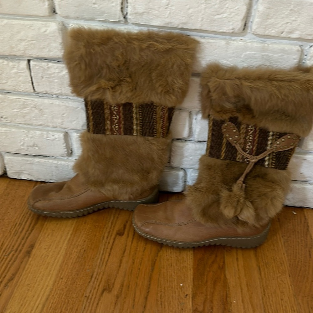Nine West tan boots with fur.